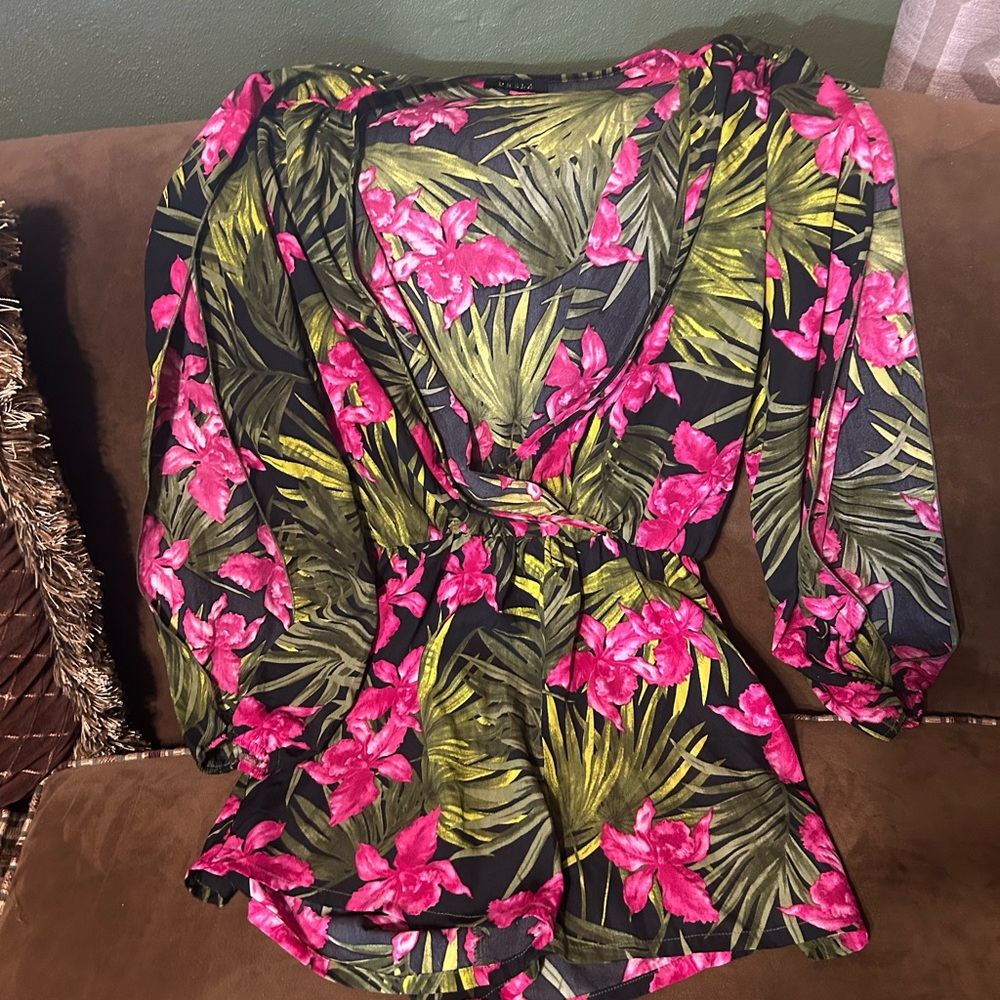 Worn 3 times. Great condition!